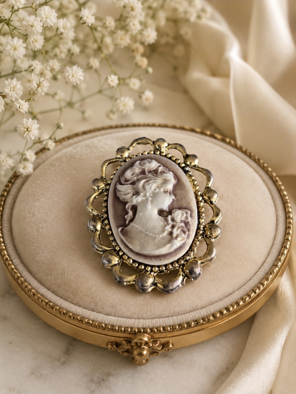 Vintage Cameo Brooch in Cream and Gold